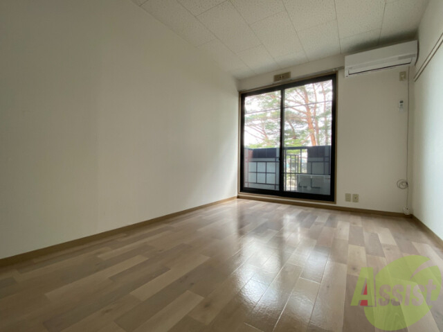 居室・リビング　リビングは窓から差し込む日差しでとても明るいですね。