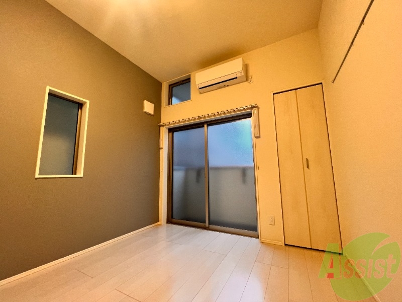 居室・リビング　洋室は６．４帖の洋室です。ちょうどいい広さですね。