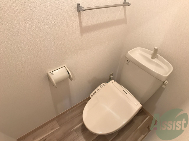 トイレ　人気のウォシュレットつきのトイレです。快適ですよ。