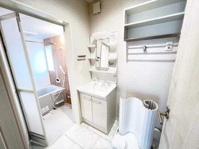 洗面設備　ゆったりとスペースのある洗面所