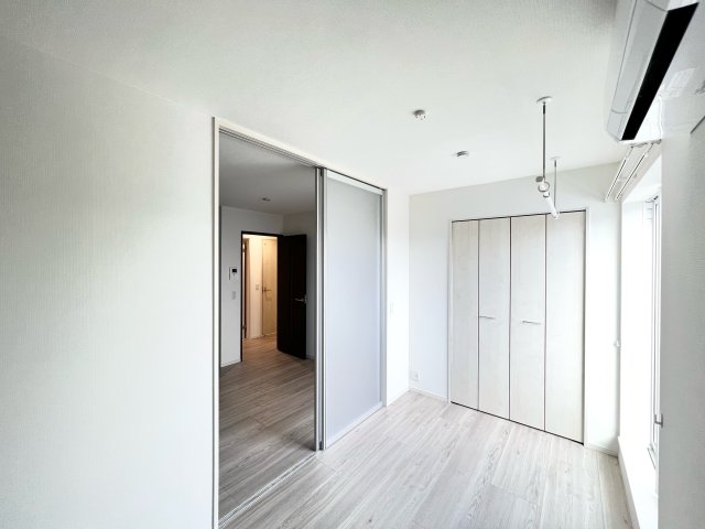 その他部屋・スペース　落ち着いた色調の寝室です