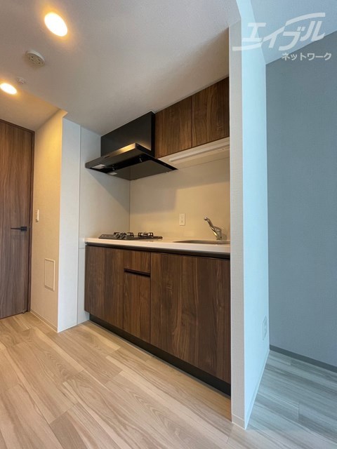 キッチン　キッチン大きめで収納スペースあります。