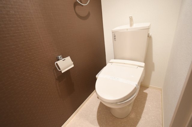 トイレ　落ち着いた色調のトイレです