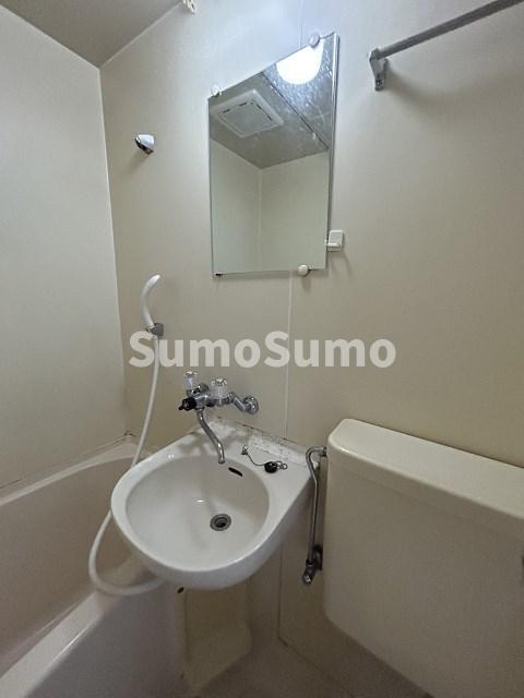 洗面設備　明るい洗面所です