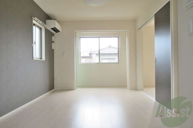 居室・リビング　アクセントクロスのお洒落なリビングダイニングキッチン。