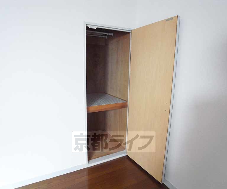 収納　洋室に二段の収納がついていますね。