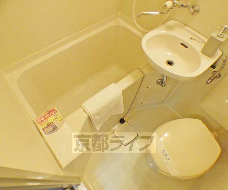 バス・シャワールーム　清潔感のあるユニットバスです。