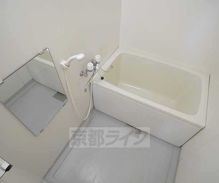 バス・シャワールーム　肩までつかって疲れを取ってください。