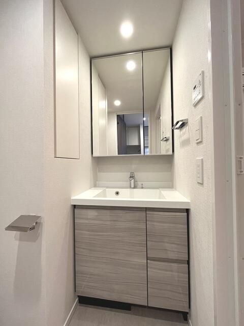 洗面設備　ゆったりとスペースのある洗面所