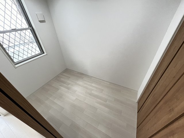 その他部屋・スペース　落ち着いた色調の寝室です