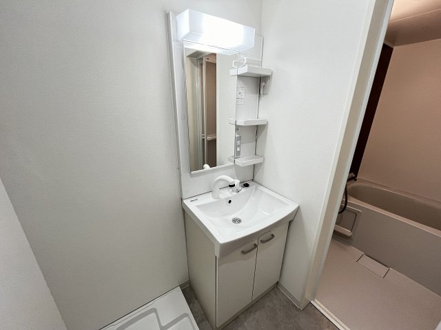 洗面設備　明るい洗面所です