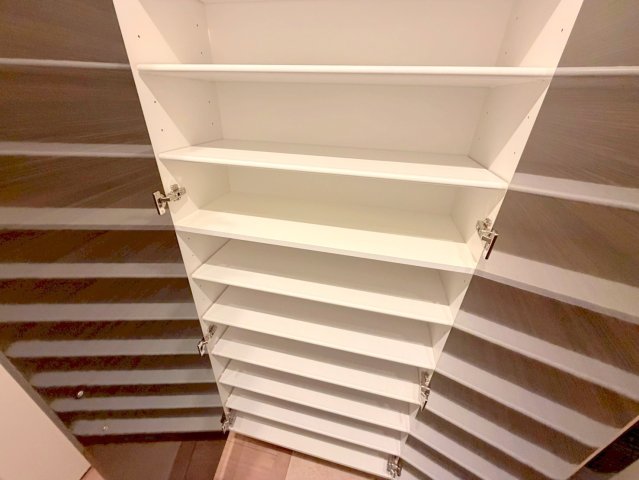 収納　大きいシューズボックスは靴がいっぱい入れれますね。