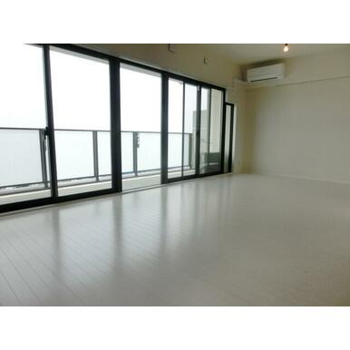 居室・リビング　別部屋参考写真です