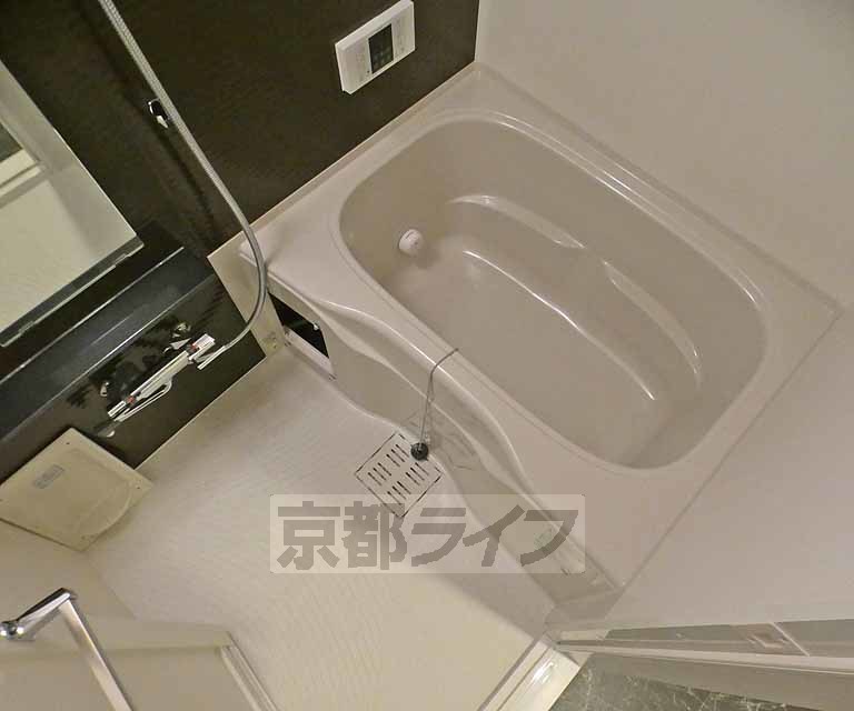 バス・シャワールーム　鏡のある便利なお風呂