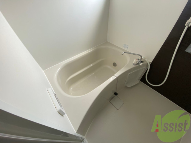 バス・シャワールーム　バスルームはこちらです。広々としてゆったり休めます。