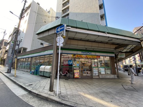 コンビニ　ファミリーマート（コンビニ）まで140m