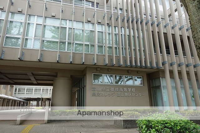 高校・高専　富山県立雄峰高校職員室専攻科（高校・高専）まで525m