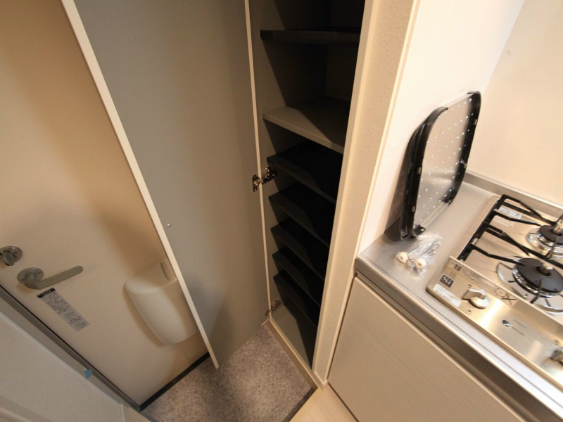 玄関　玄関　シューズボックス付（収納充実してます）