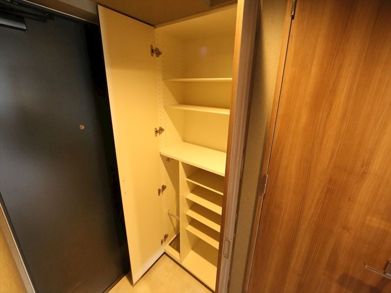 玄関　玄関　シューズボックス付（収納充実してます）