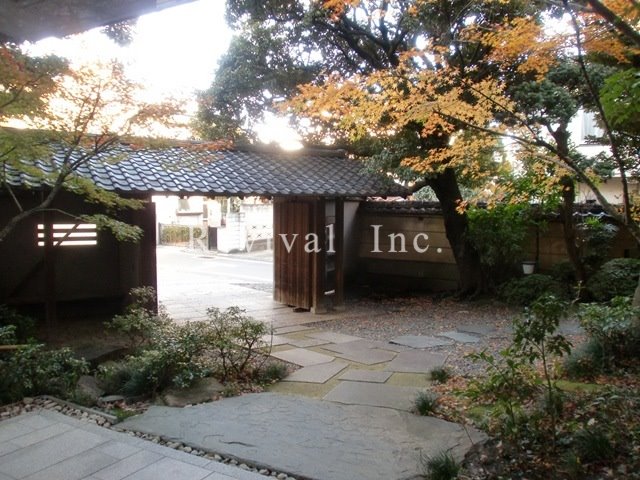 ロビー　日本庭園さながらの雰囲気の良い空間設計となっております