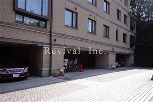 駐車場　敷地内平置き駐車場が一台無料でございます