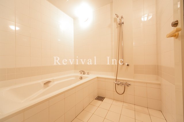 バス・シャワールーム　ゆったりとしたバスルームで日々の疲れを癒してください