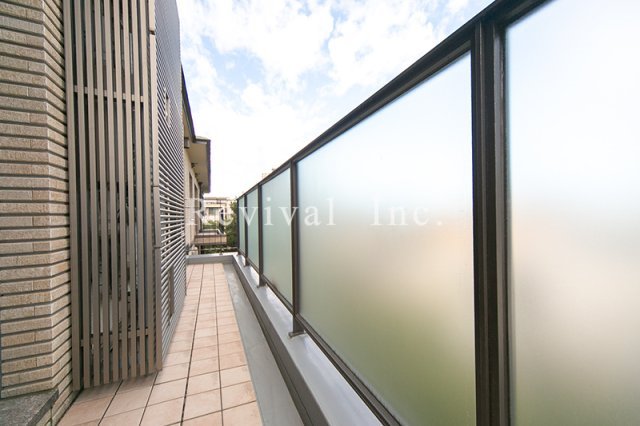 バルコニー　ゆったりとしたバルコニーでございます