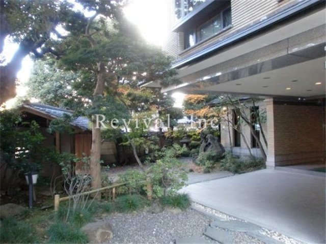 エントランス　雰囲気の良いエントランスファサード