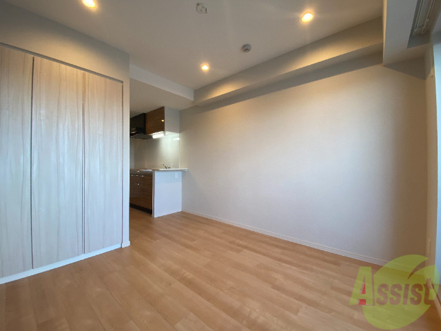 その他部屋・スペース　天井にはダウンライトが。柔らかい雰囲気のお部屋です。