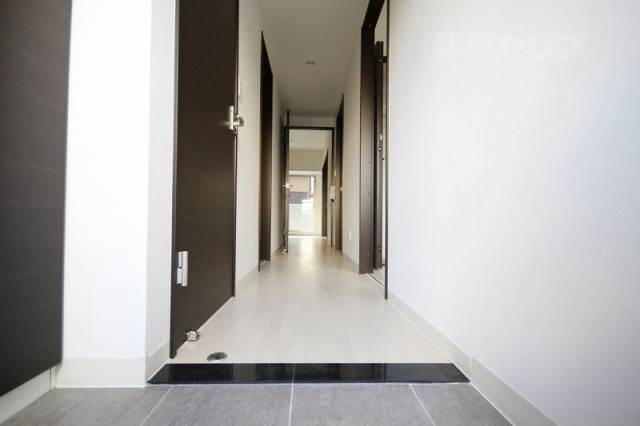 玄関　壁紙の色が異なる場合が有ります。