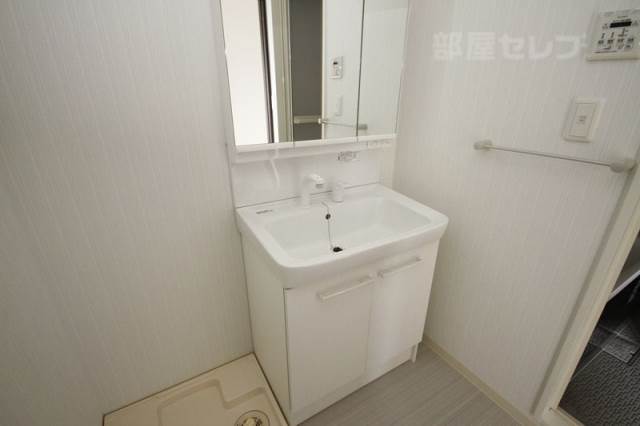 洗面設備　壁紙の色が異なる場合が有ります。