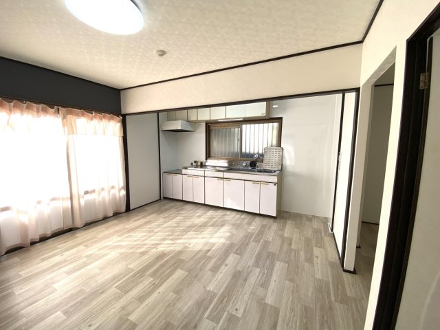 キッチン　DKもリフォーム済。続き間のサービスルームは利用価値あり