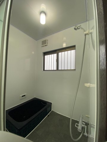 バス・シャワールーム　浴室ももちろんリフォーム済み