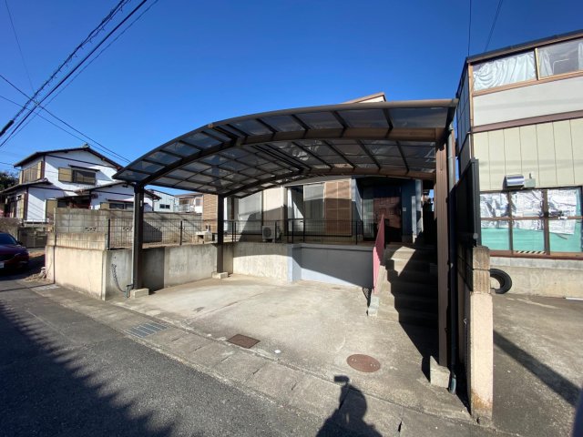 駐車場　高さ３ｍのカーポート付き駐車場