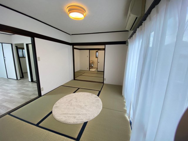 居室・リビング　1階和室は二間続き。ダイニングとつなげて大きなリビングでも