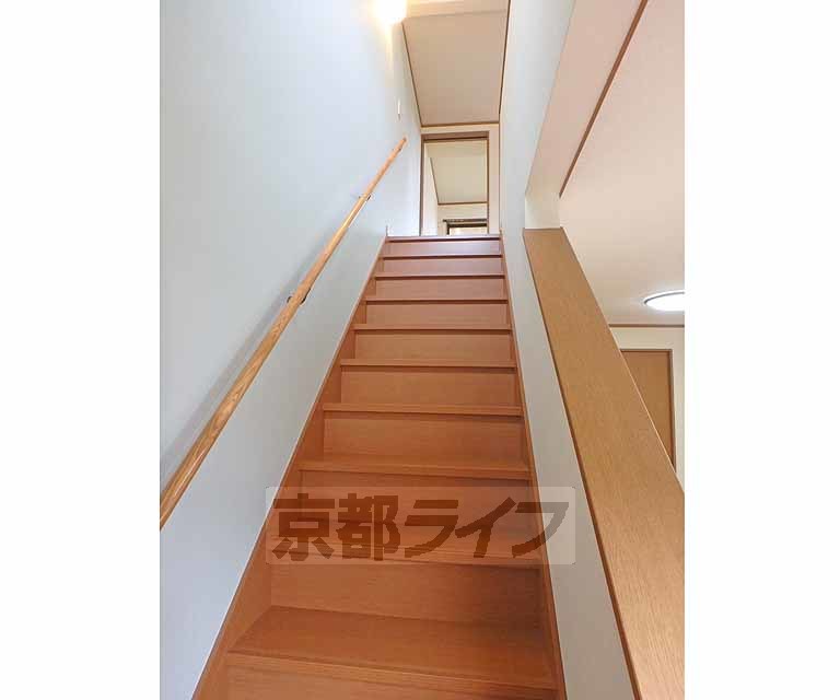 その他部屋・スペース　手すり付きで上がりやすい階段です。