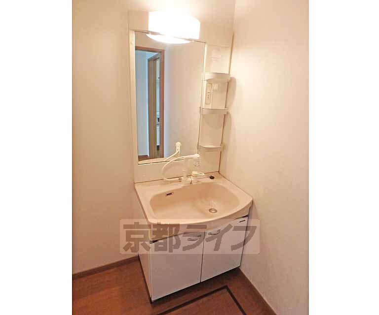 洗面設備　綺麗な洗面化粧台です。