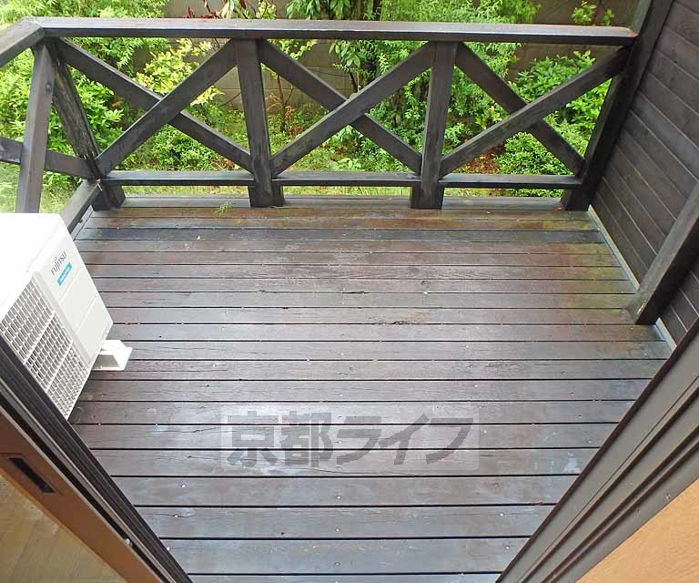 バルコニー　広々したウッドデッキバルコニーです。