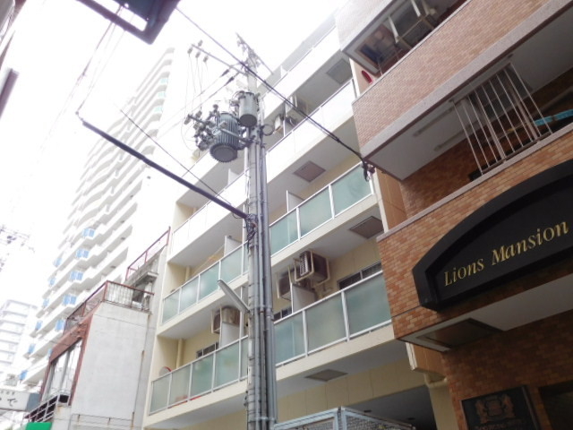 建物外観　シャープなデザインが印象的な洗練の住まい