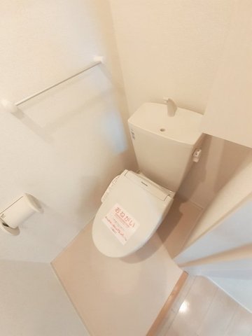 トイレ　落ち着いた色調のトイレです