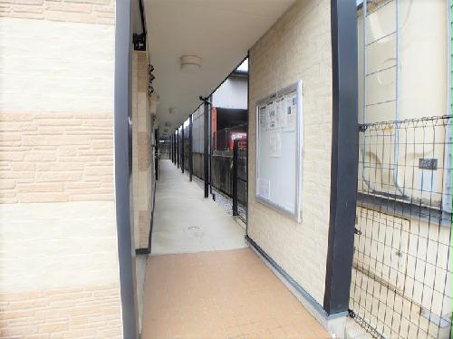 エントランス　入居中の案内を明記したインフォメーションボード