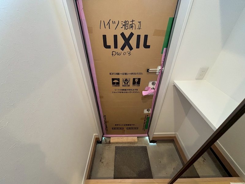 玄関　※101号室の写真参照