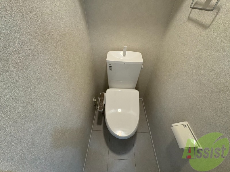 トイレ　トイレはこちらのウォシュレット付きになりますね。