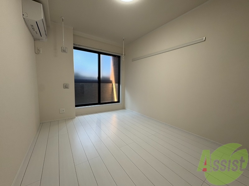 居室・リビング　西向きの大きめの窓から日差しがたっぷり入る明るいお部屋です。