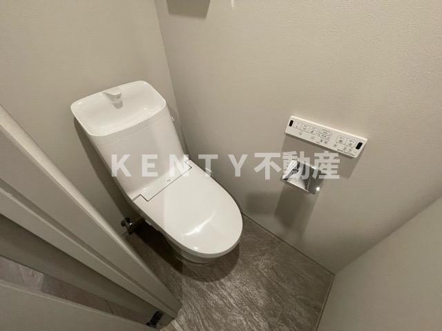 トイレ　落ち着いた色調のトイレです