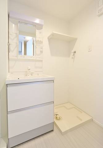 洗面設備　朝の支度はこちらでどうぞ。