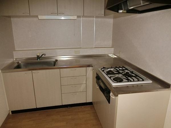キッチン　３口コンロ付きシステムキッチン！