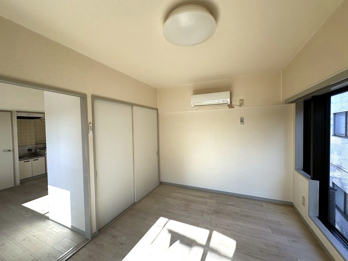 その他部屋・スペース　南向き洋室6帖☆収納スペースがあります♪荷物の多い方も安心の