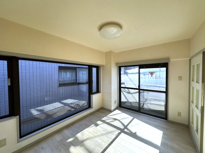 居室・リビング　南向き洋室6帖☆バルコニーに繋がる角部屋二面採光のお部屋です