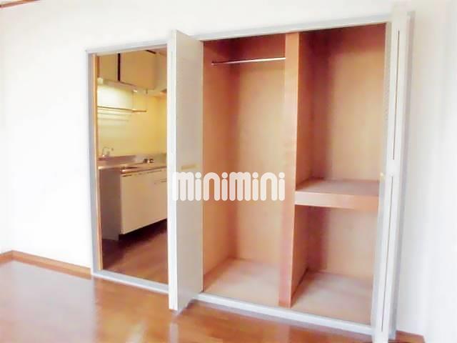 収納　収納スペース。洋服もかけられます。